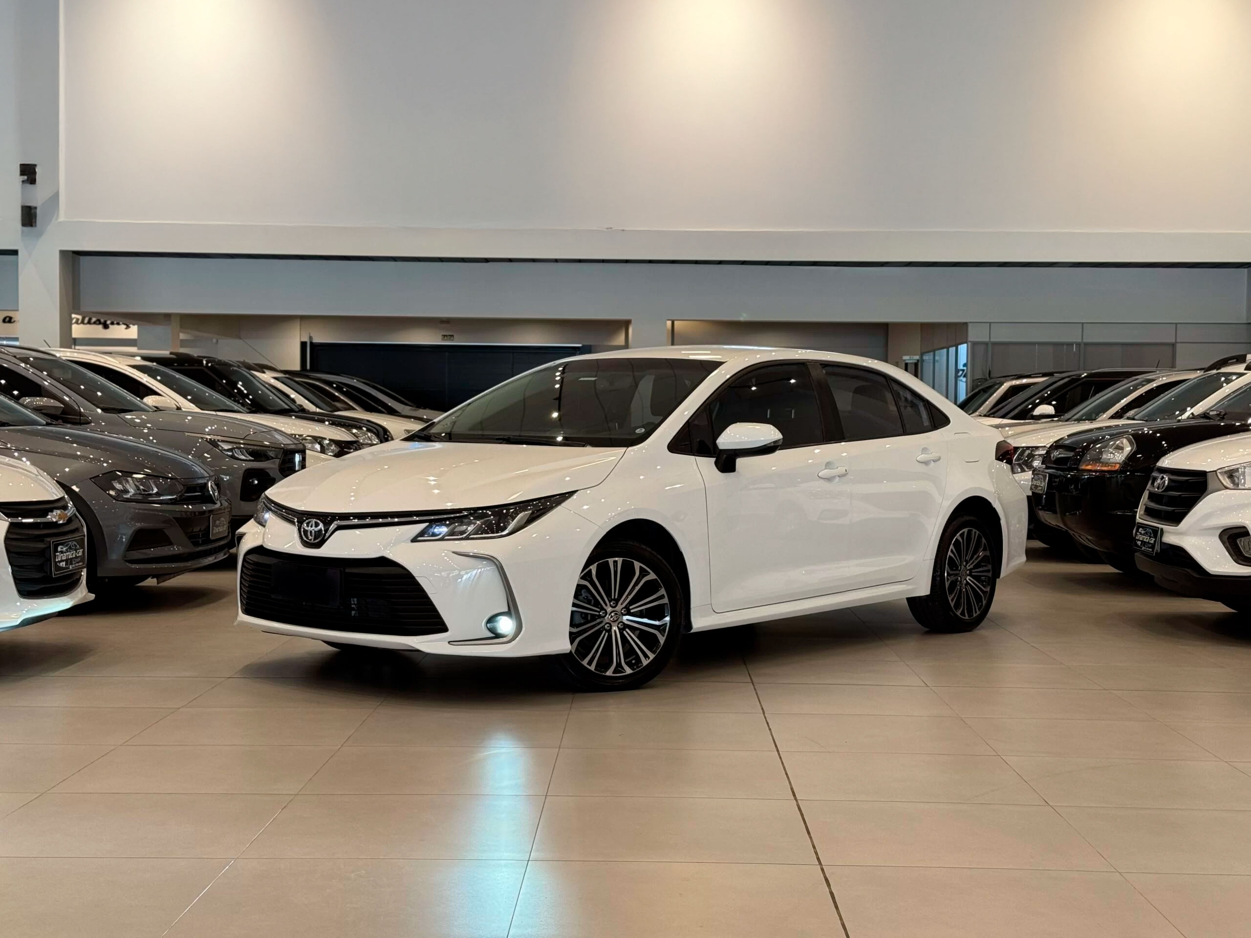Toyota Corolla branco seminovo no showroom da revenda